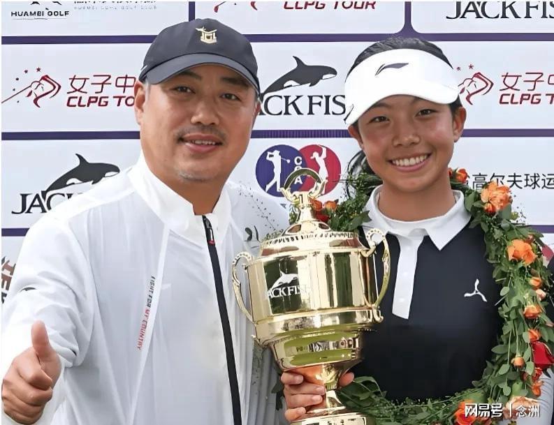 50岁刘国梁现场观战！16岁女儿3夺中巡赛冠军 鼓掌+拥抱庆祝